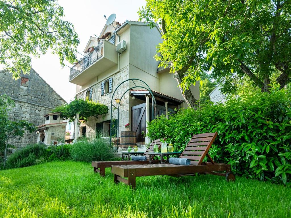 Authentic Stone House Lola photo 2