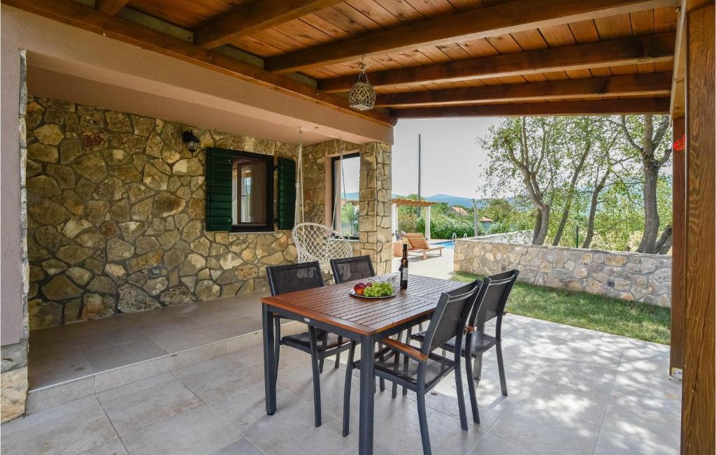 2 Bedroom Beautiful Home In Trilj photo 3