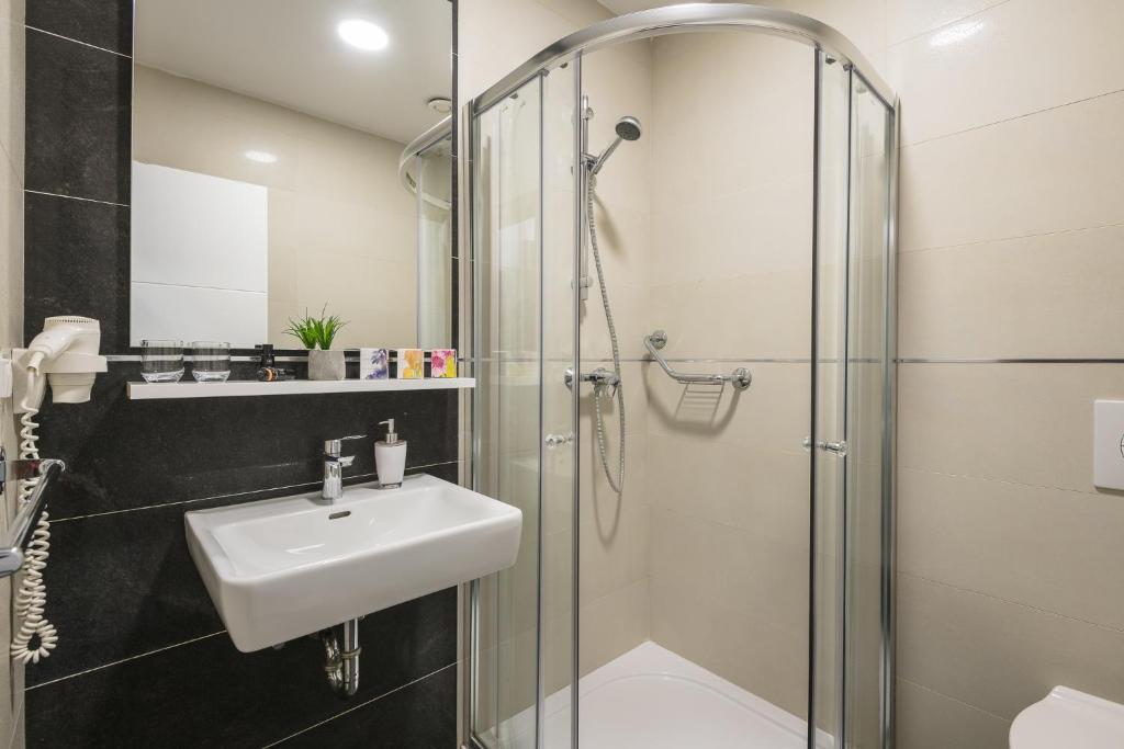 Sky Airport Apartments photo 3