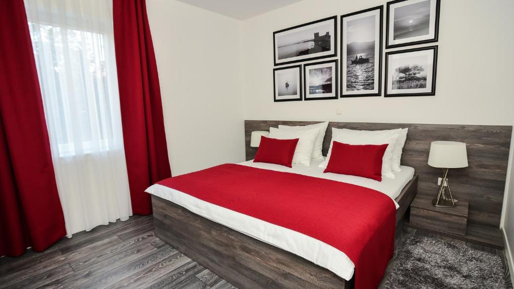 Sunset Deluxe Apartments photo 2