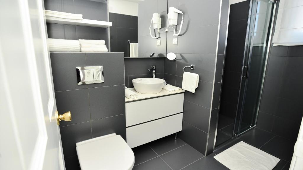 Sunset Deluxe Apartments photo 3