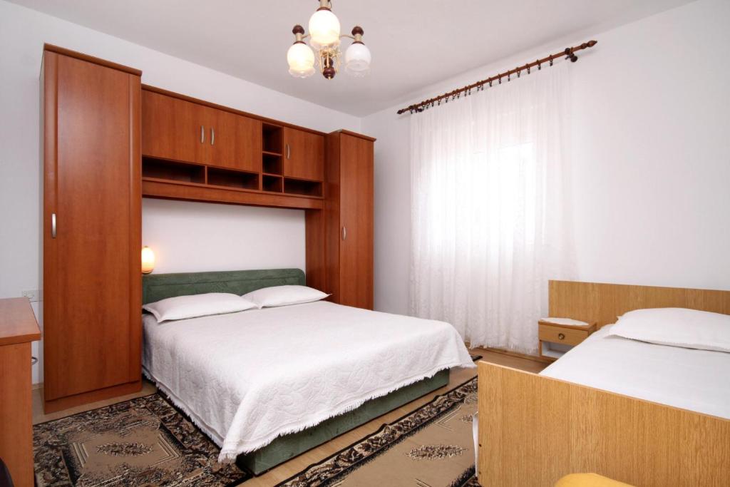 Apartments with parking space Metajna photo 2