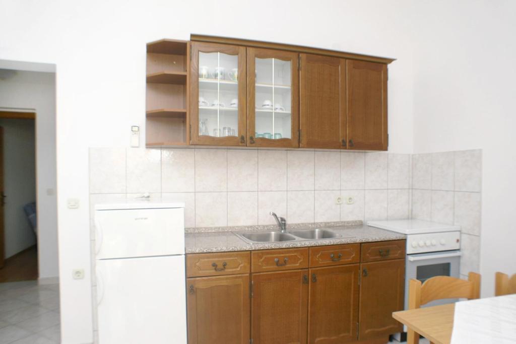 Apartments with parking space Metajna photo 3