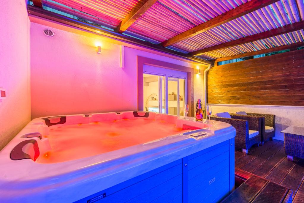 Alena apartment with jacuzzi photo 3