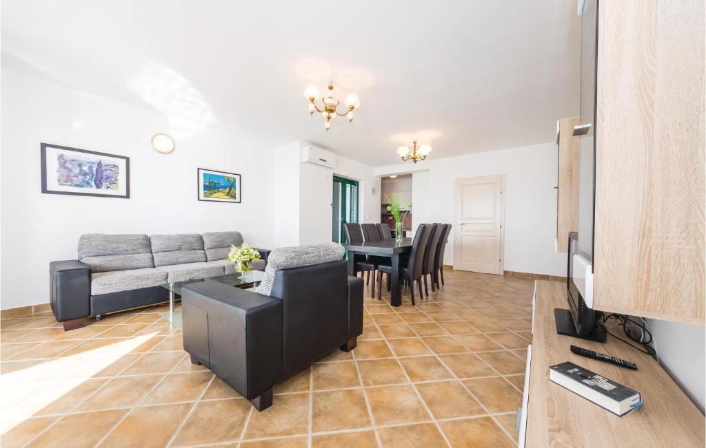Three-Bedroom Apartment In Privlaka photo 2
