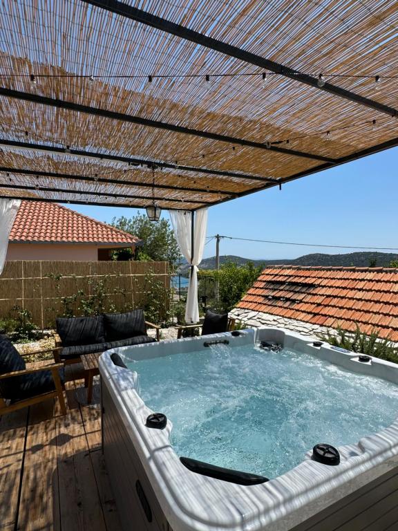 Rural home Basin dvor with jacuzzi photo 2