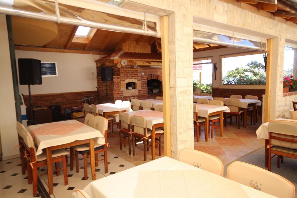 Apartments by the sea Povljana photo 3