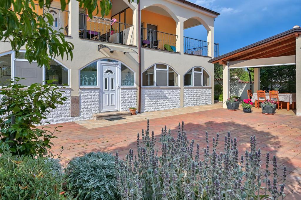 Teuta_commodious apartment at the beach — photo 1