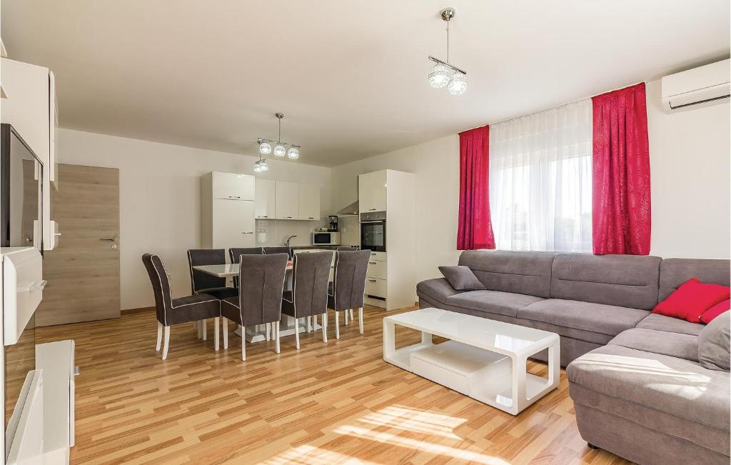 Three-Bedroom Apartment In Medulin photo 2