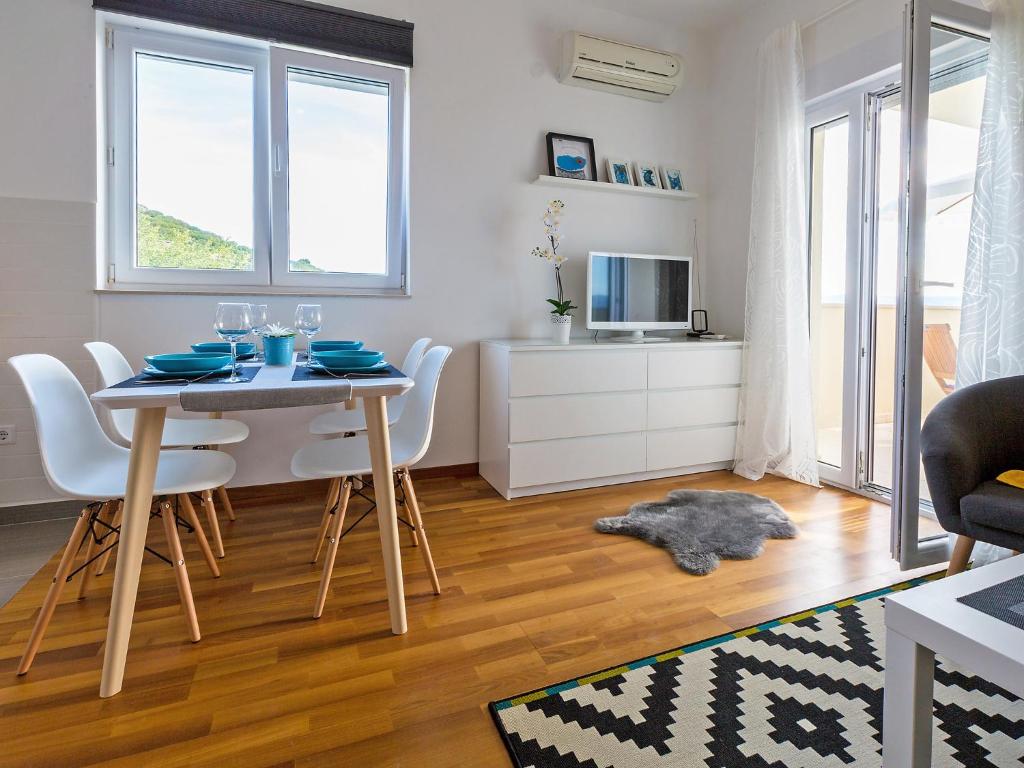 Apartment Cvit 1 by Interhome photo 3