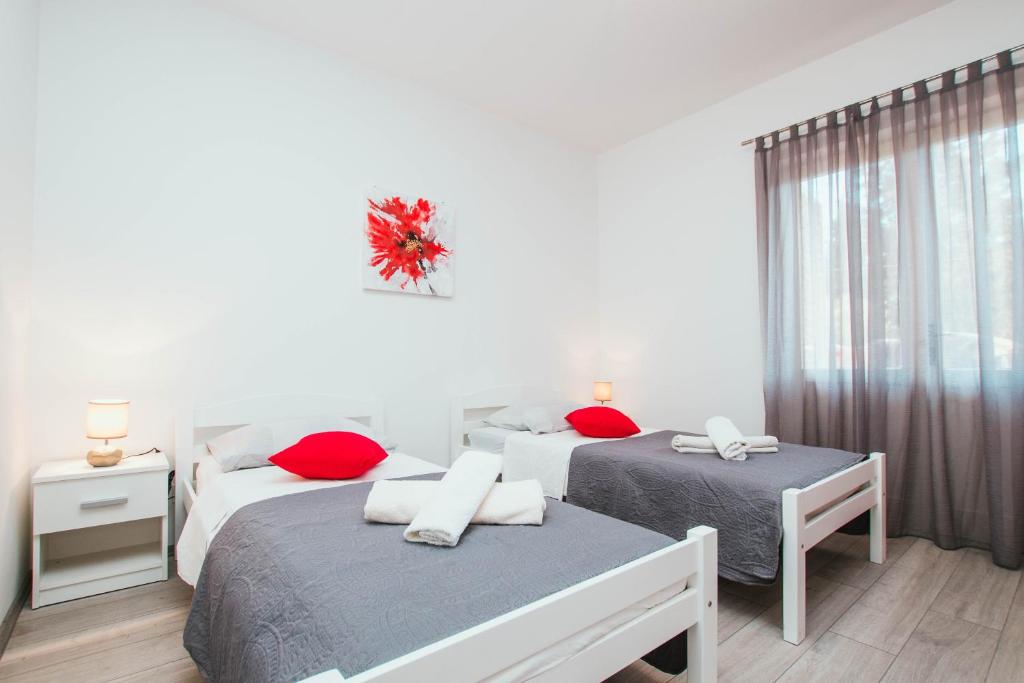 Apartments by the sea Arbanija photo 2