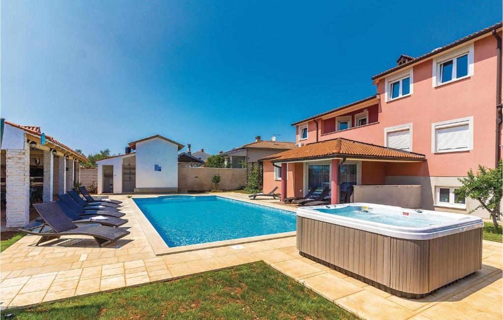 8 Bedroom Awesome Home In Pula photo 2