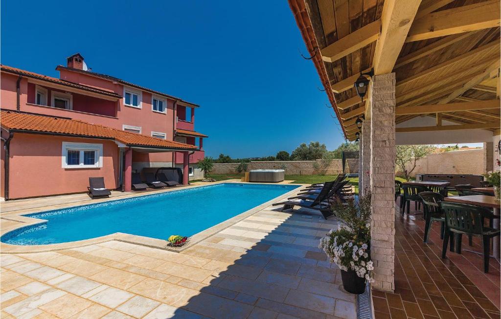 8 Bedroom Awesome Home In Pula photo 3
