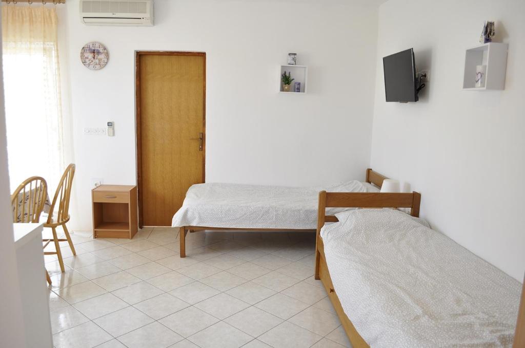 Apartments with parking space Vir - 13686 photo 2