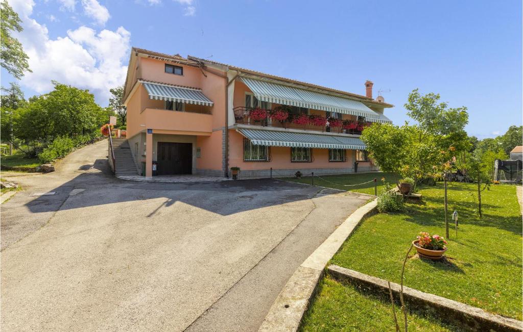 2 Bedroom Gorgeous Apartment In Mucici — photo 1