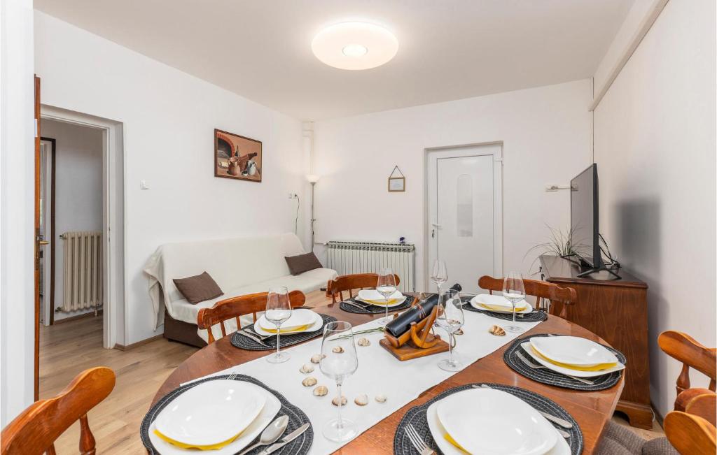 2 Bedroom Gorgeous Apartment In Mucici photo 2