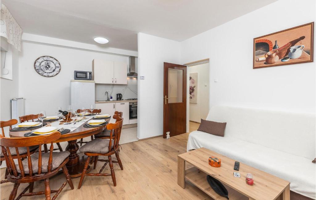 2 Bedroom Gorgeous Apartment In Mucici photo 3