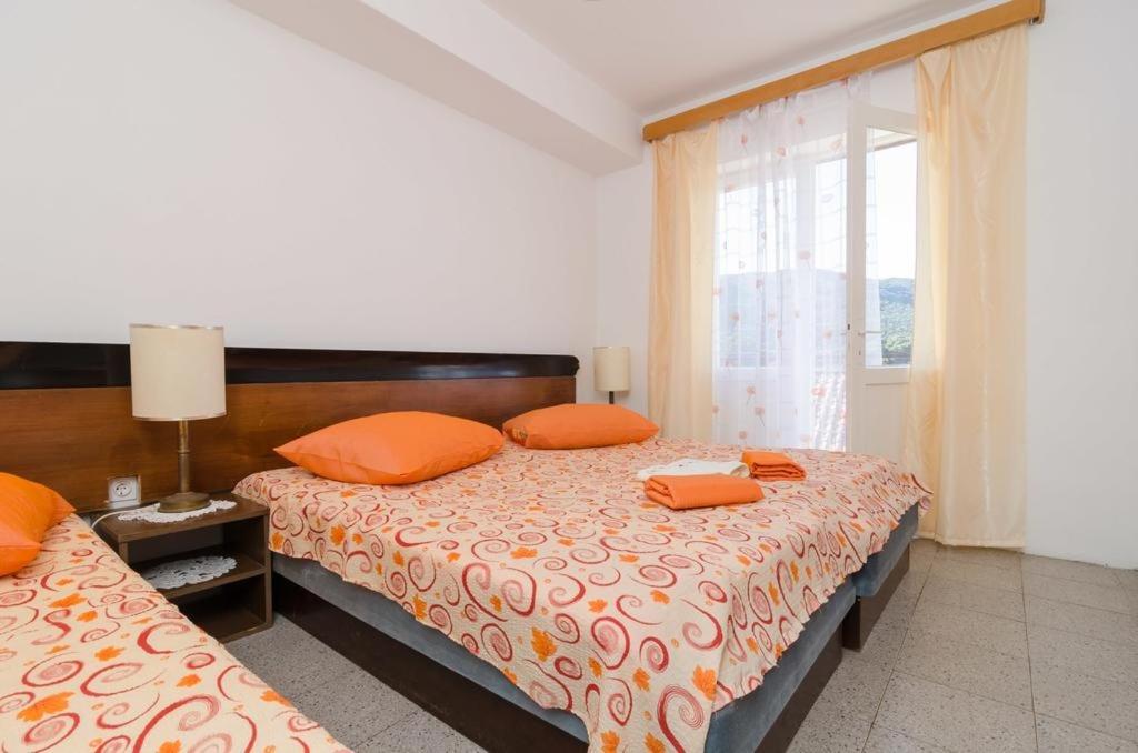 Apartments and rooms by the sea Zuljana photo 2