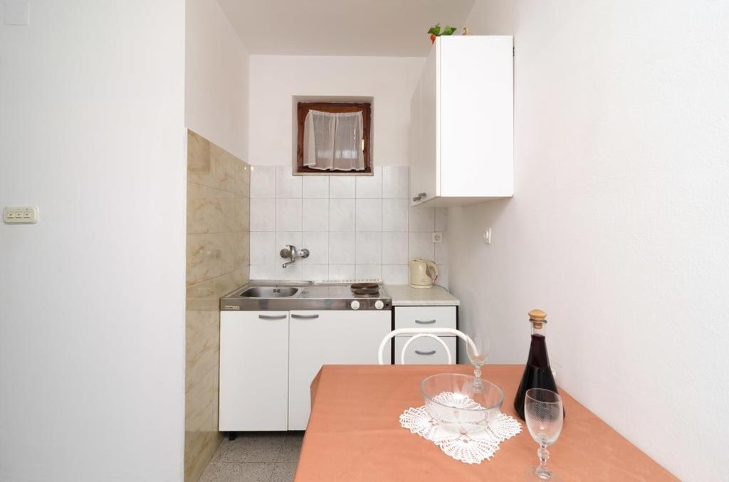 Apartments and rooms by the sea Zuljana photo 3