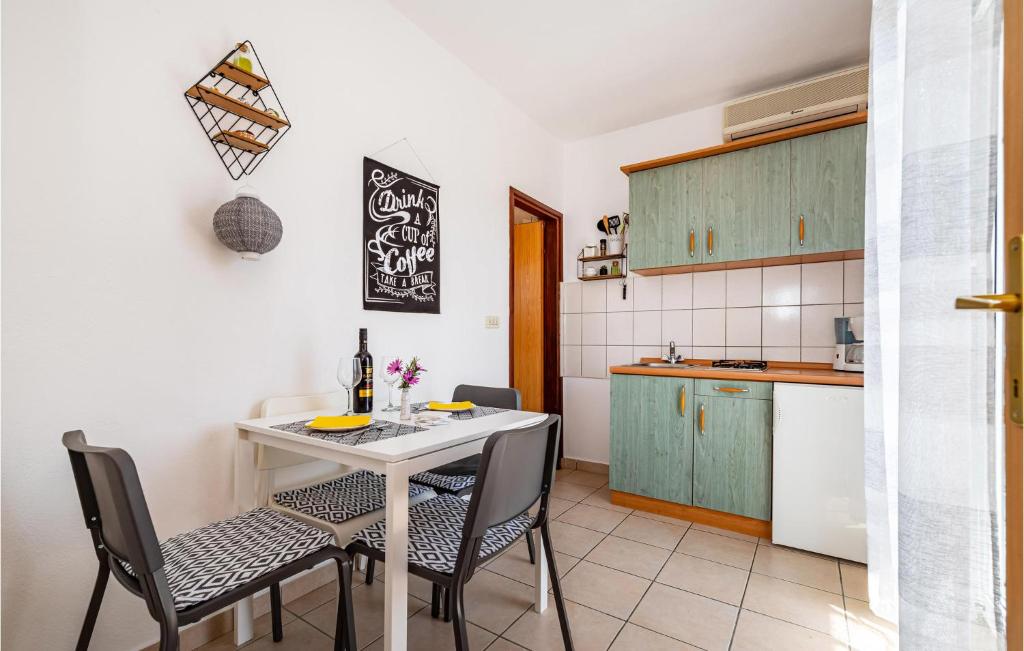 Beautiful Apartment In Vir With Kitchen photo 3