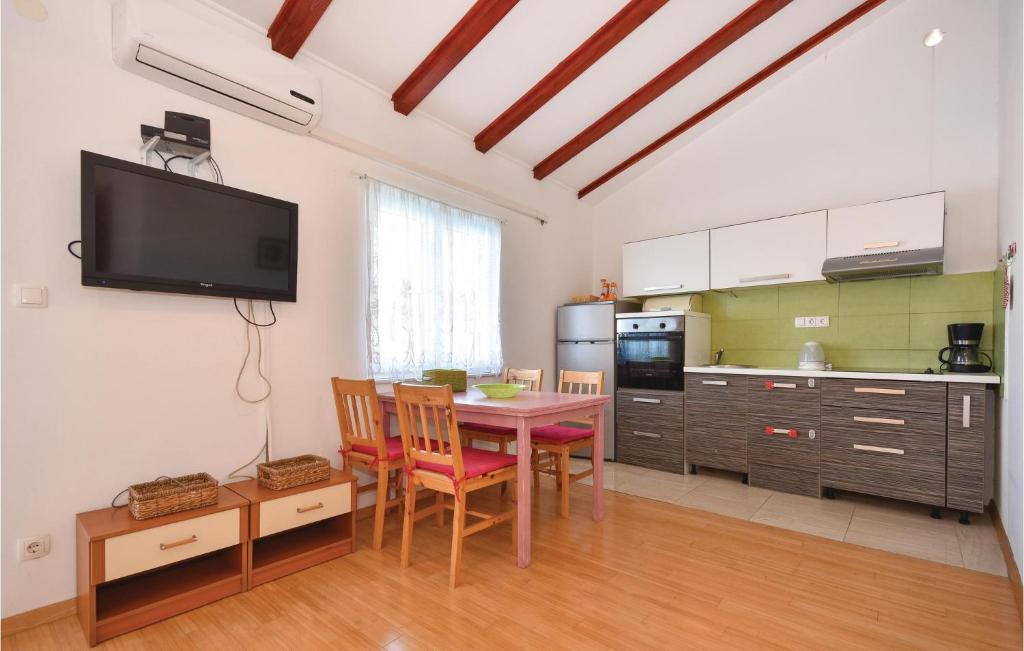 Two-Bedroom Apartment In Stomorska photo 3