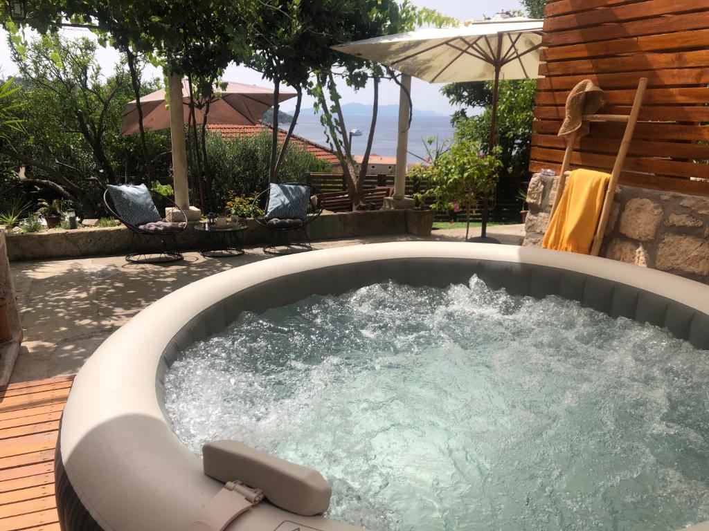 SECRET PARADISE-Holiday home with hot tub and BBQ — photo 1