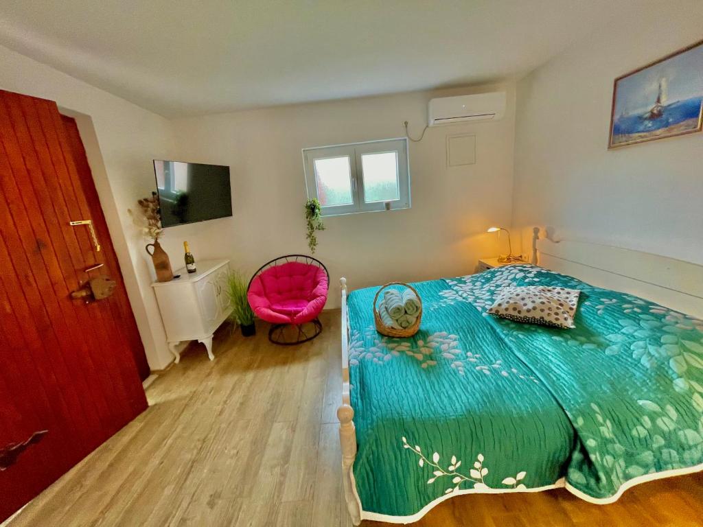 Lovely flower small house for two by the sea photo 2