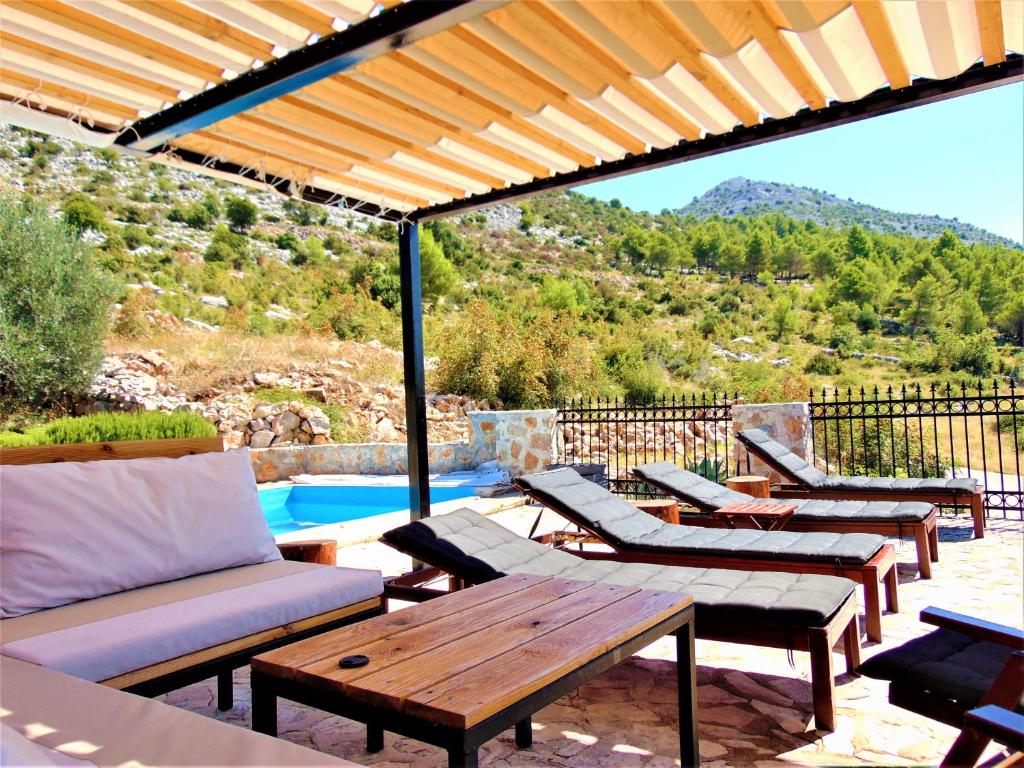 STONE VILLA-MILAN Pool Sea View Lounge Room photo 2