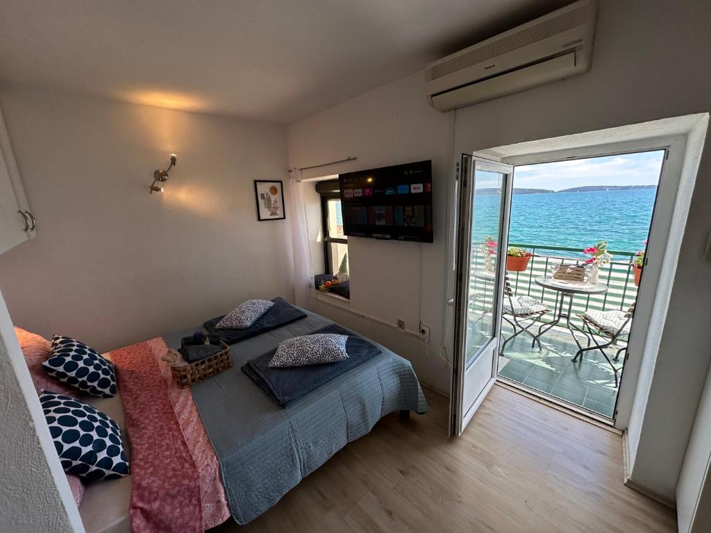 Seafront Apartment Balcony Panoramic View Kastela photo 2