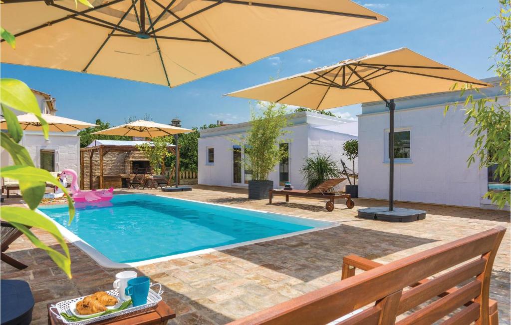 Ten-Bedroom Holiday Home In Petrcane — photo 1