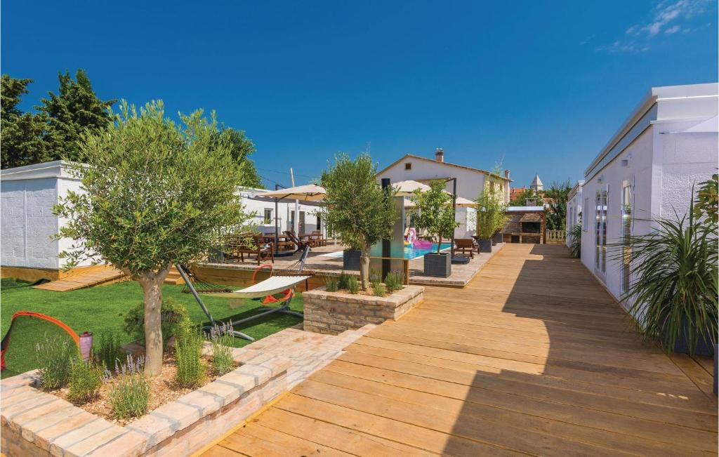 Ten-Bedroom Holiday Home In Petrcane photo 2