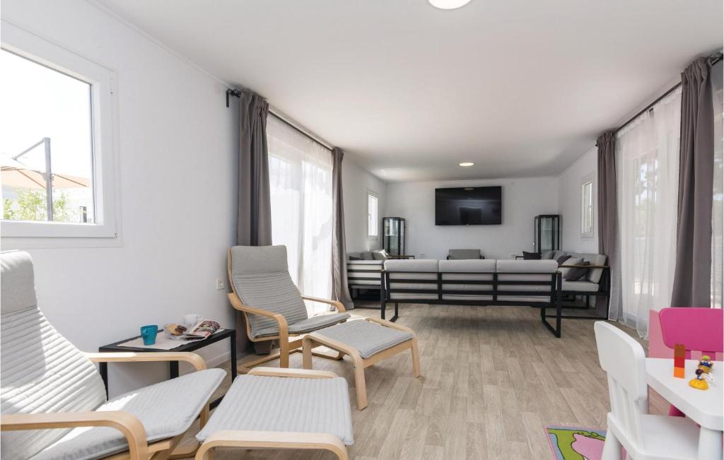 Ten-Bedroom Holiday Home In Petrcane photo 3
