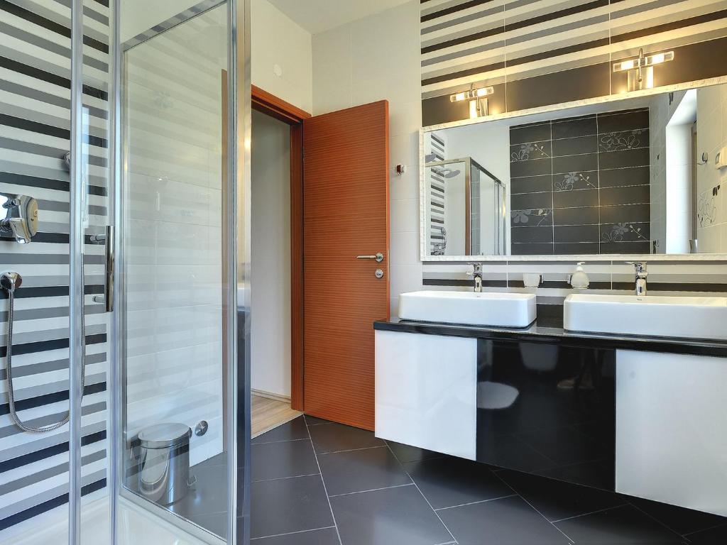 Villa in Rovinj with Private Pool and Sea Nearby photo 3