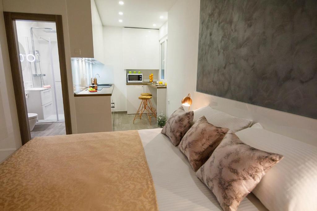 Rose Gold Rooms & Studio with balcony photo 2