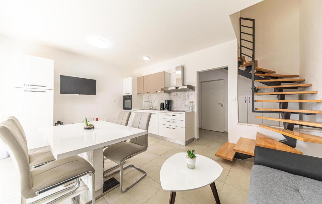 Lovely Apartment In Seget Donji photo 3