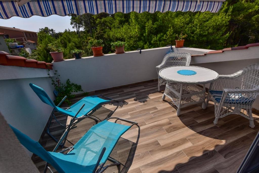 Studio Apartment in Vir with Terrace — photo 1