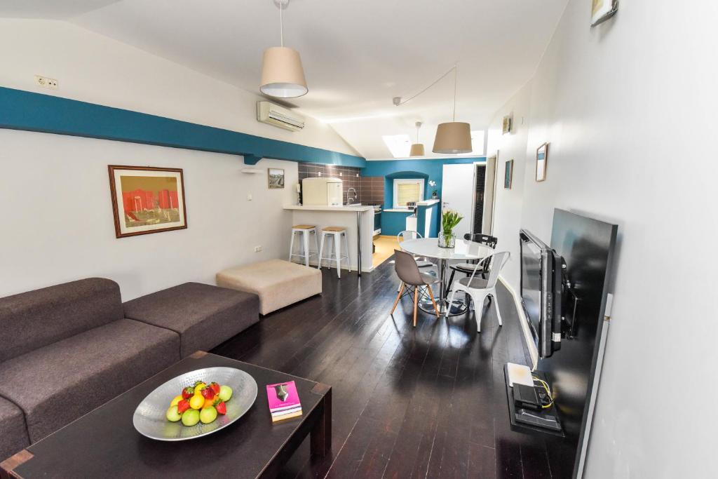Rory Apartments photo 3