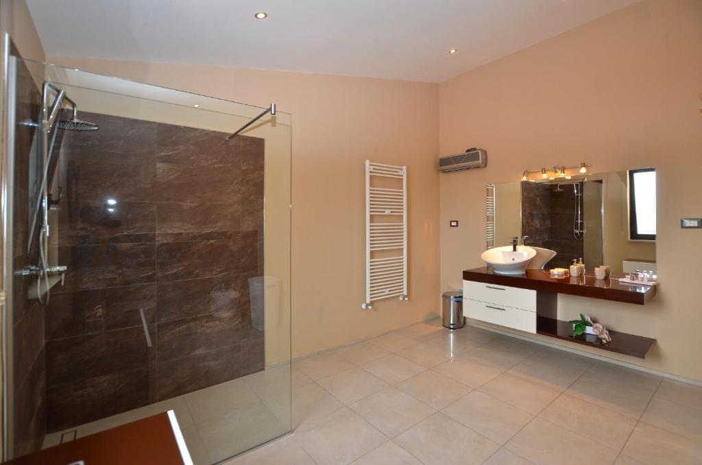 Serenity Apartments photo 3