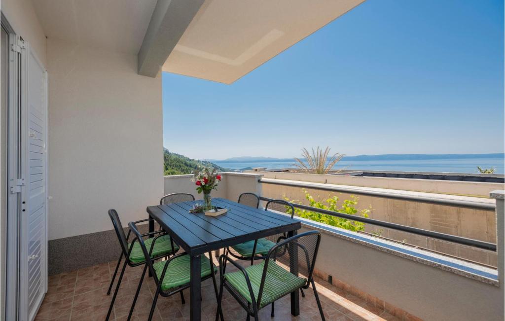 Three-Bedroom Apartment In Makarska — photo 1