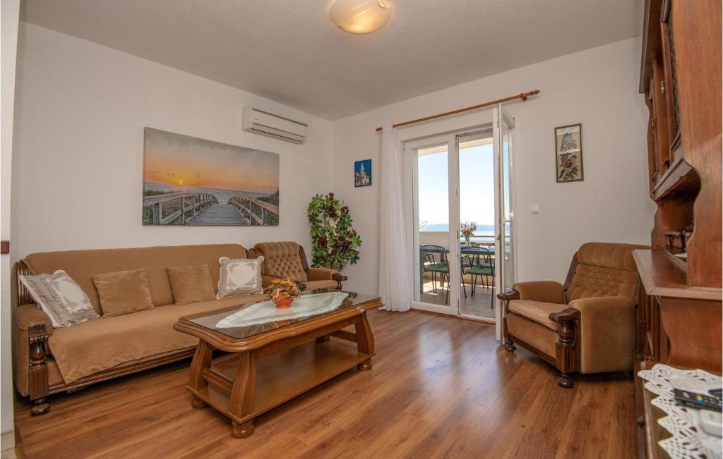 Three-Bedroom Apartment In Makarska photo 3