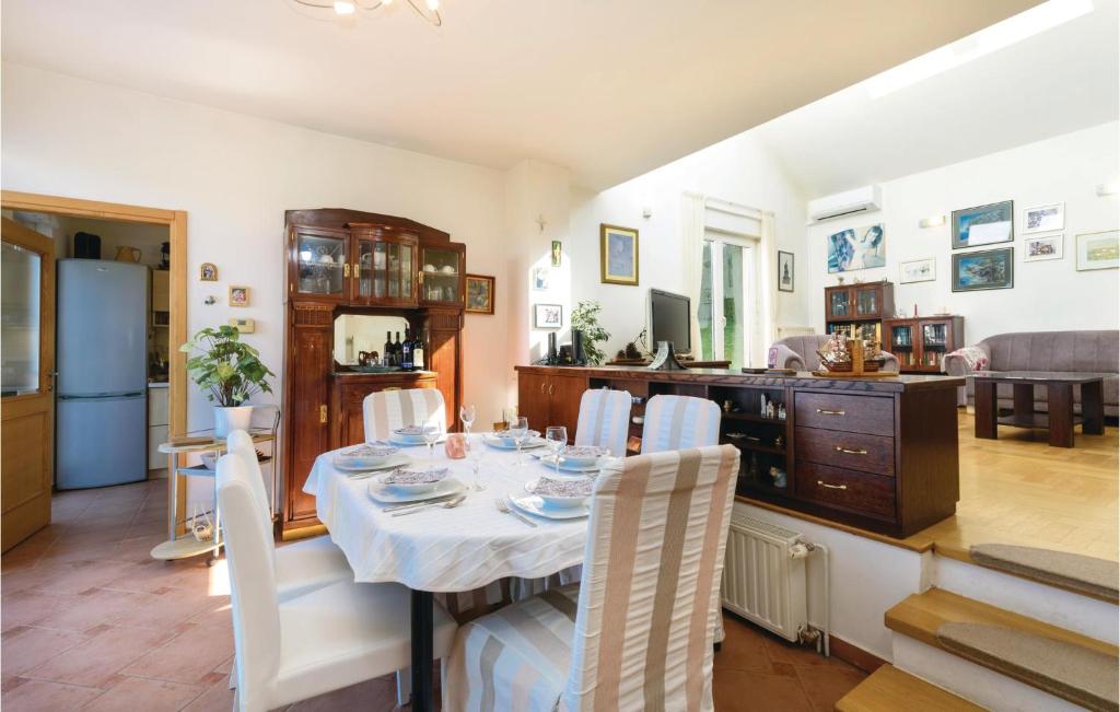 Three-Bedroom Holiday Home In Starjak photo 3