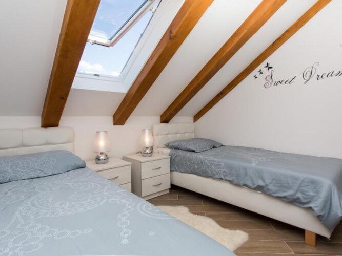 Mali Skoj Apartment - Two-Bedroom Apartment with Sea View photo 2