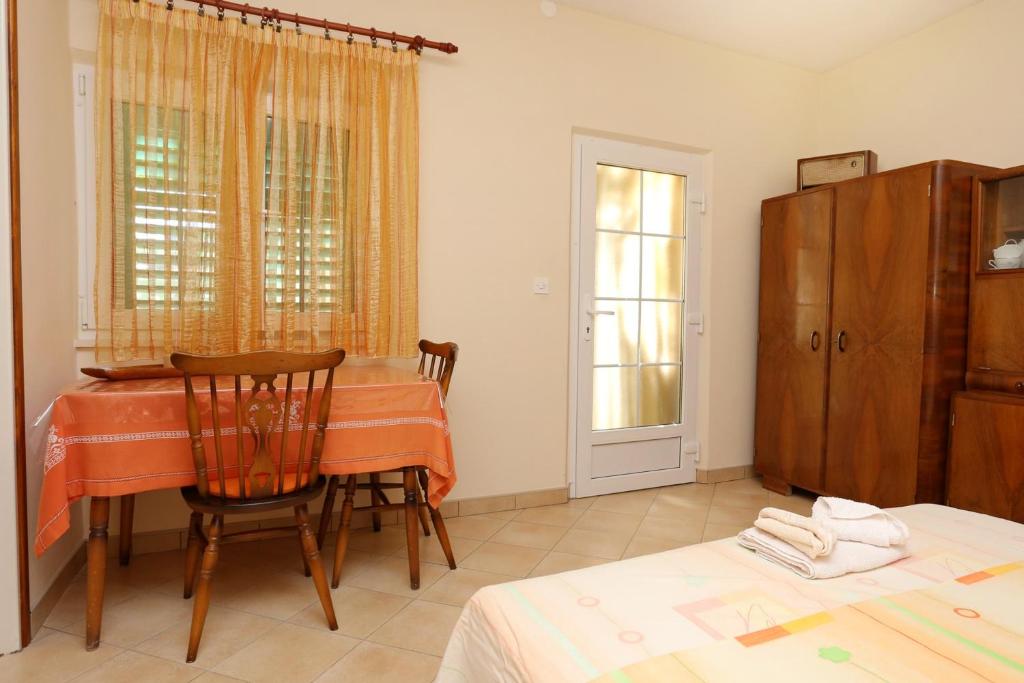 Apartments with parking space Lumbarda photo 2