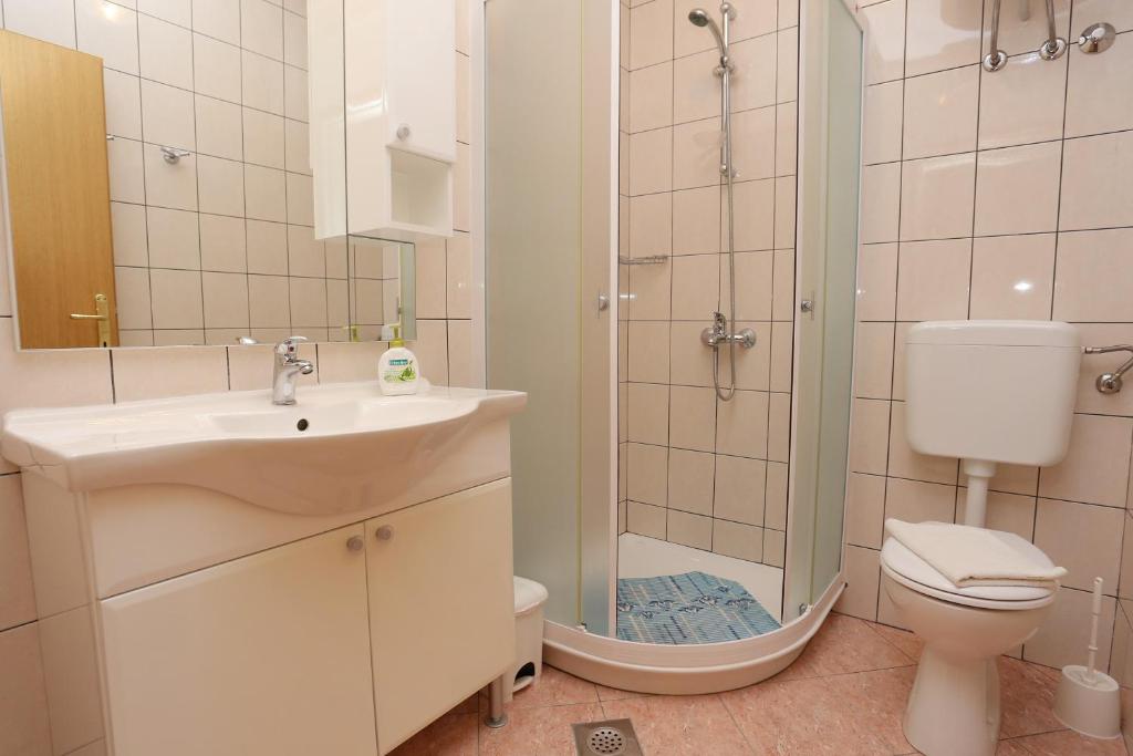 Apartments with parking space Lumbarda photo 3
