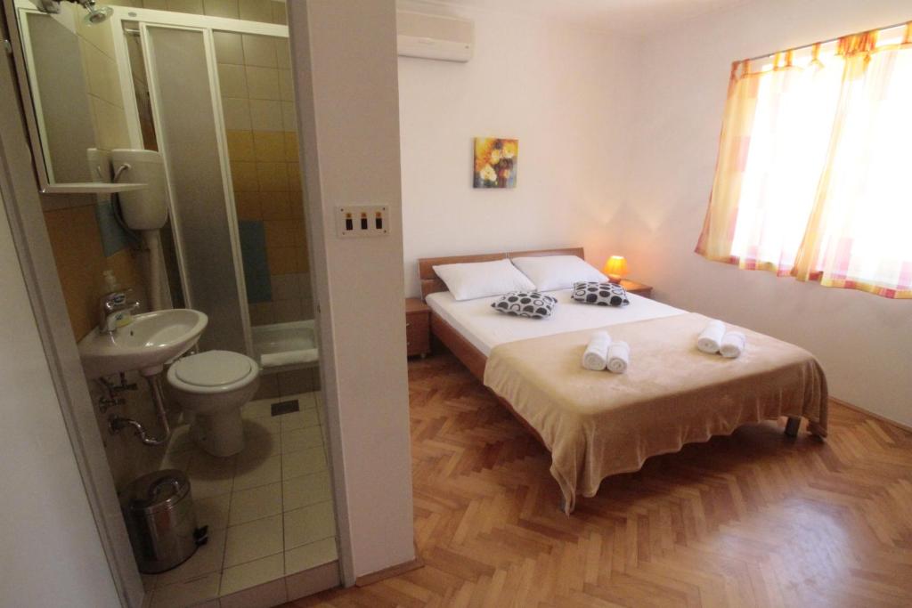 Studios & Rooms Fiesta photo 3