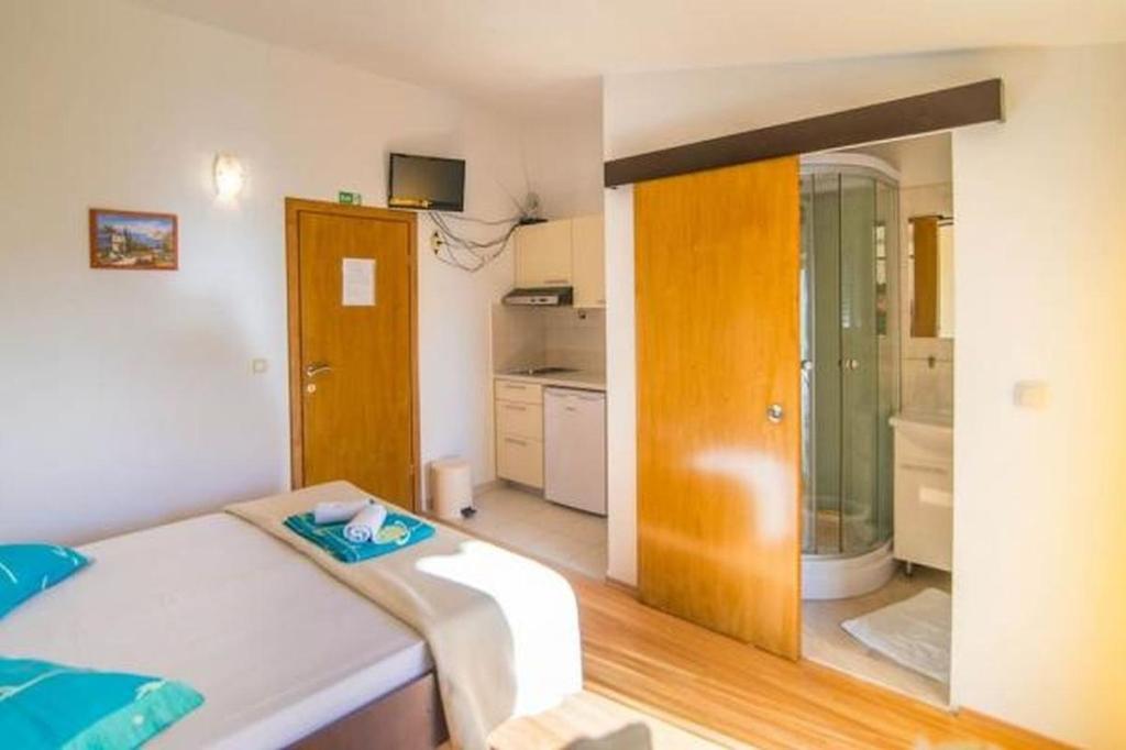 Studio apartment in Dugi Rat with sea view — photo 1