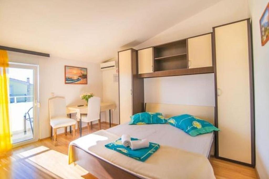 Studio apartment in Dugi Rat with sea view photo 2