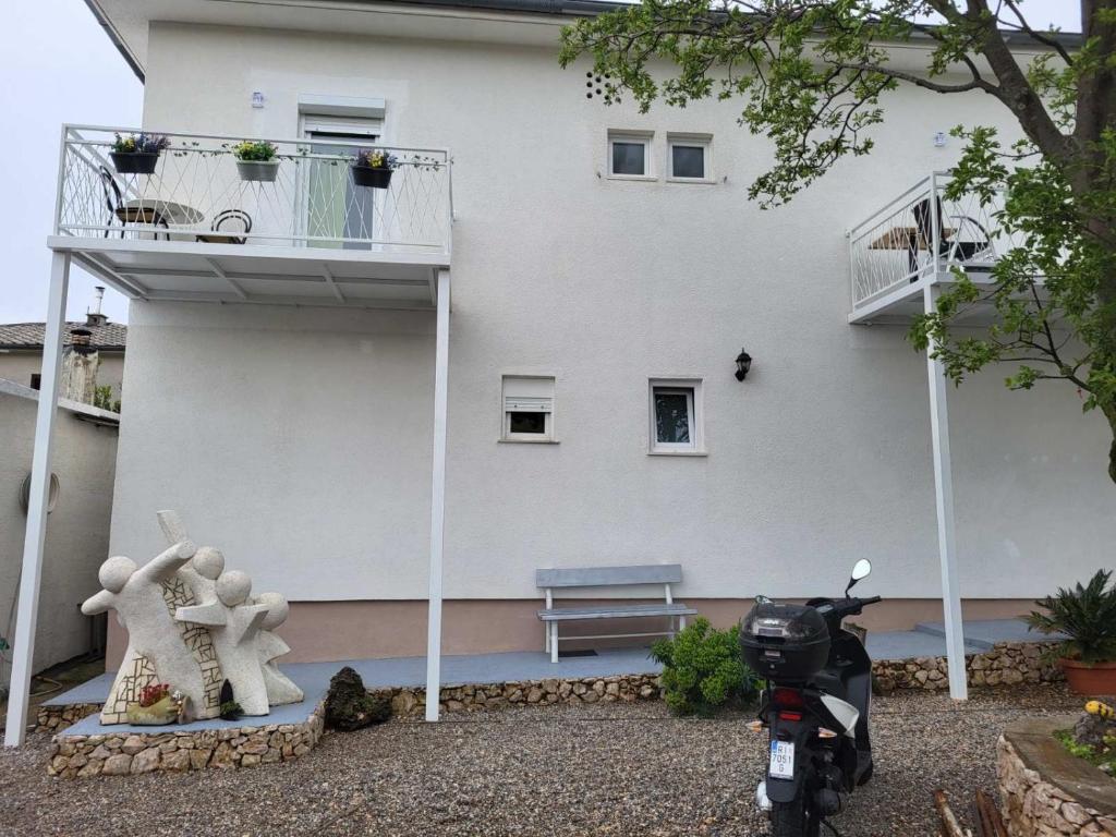 Rooms with a parking space Novi Vinodolski - 21509 — photo 1