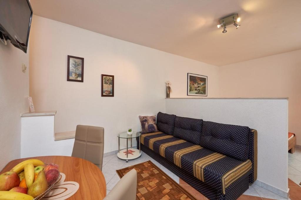 Studio apartment in Mastrinka with loggia — photo 1
