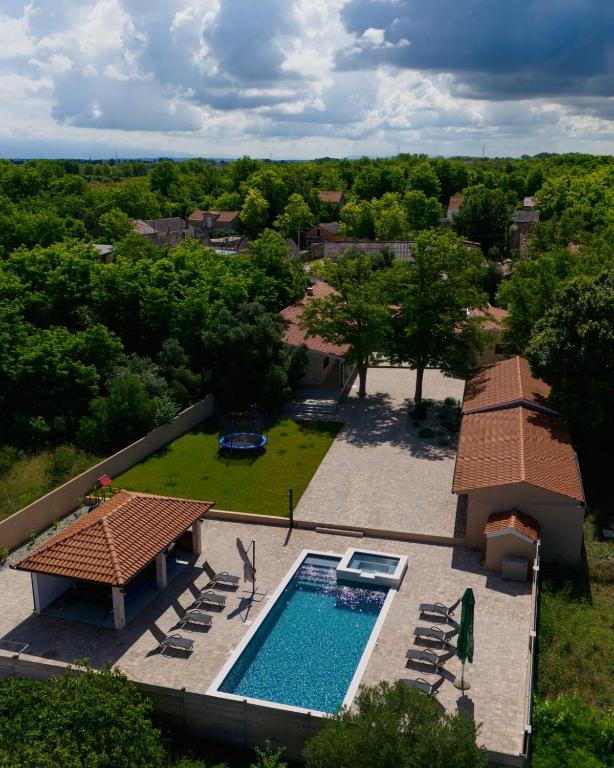 Stunning Villa for 10 people with large heated pool-50m2 — photo 1